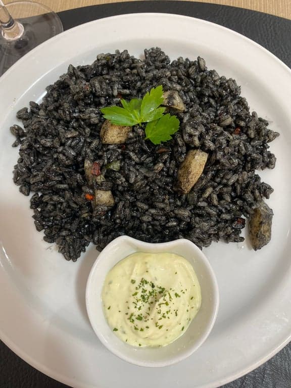 Arroz negro con calamares y alioli
