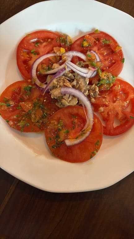 Tomates aliñado con melva